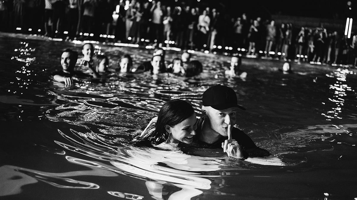 Лидер "Бумбокса" Андрей Хлывнюк нырнул в бассейн с фанатками: впечатляющие фото с концерта