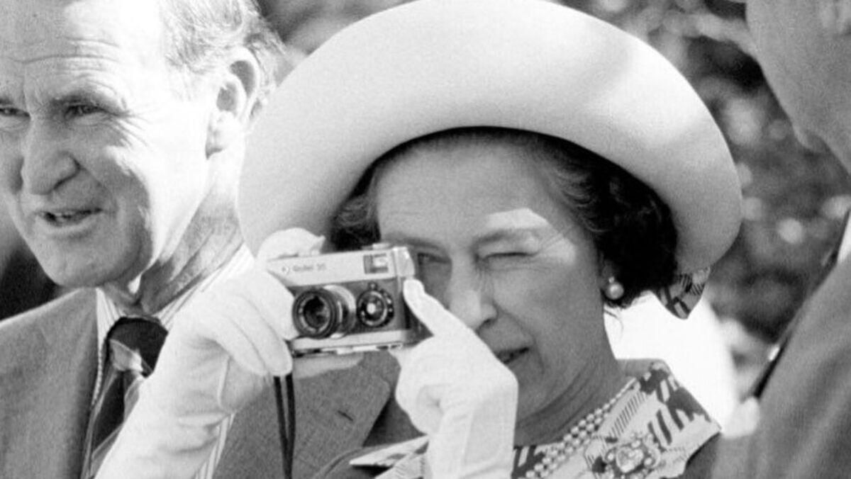 По ту сторону объектива: редкие фото королевы Елизаветы II с фотоаппаратом в руках