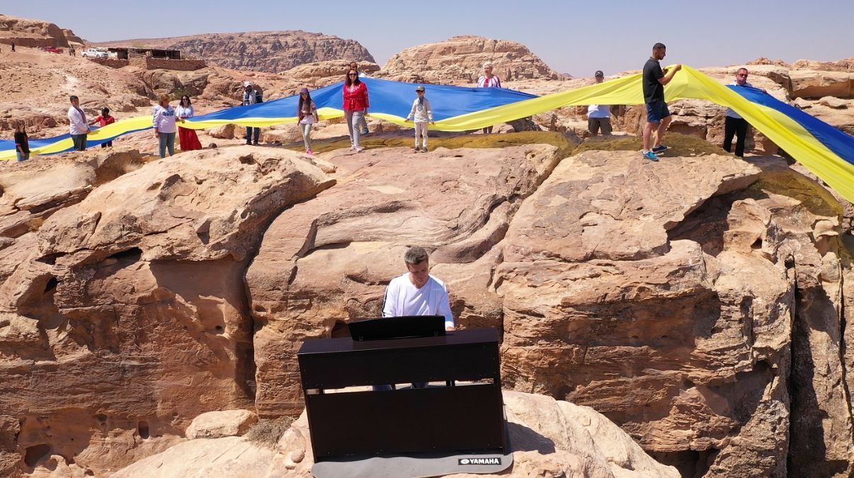 Евгений Хмара развернул 30-метровый украинский флаг в Иордании: эффектные фото и видео Евгений Хмара развернул 30-метровый украинский флаг в Иордании: эффектные фото и видео