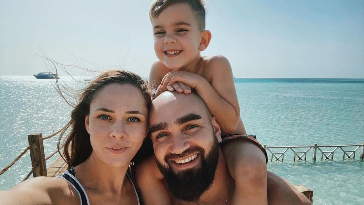 Юлия Санина втайне от фанов отдохнула в Греции с мужем и сыном