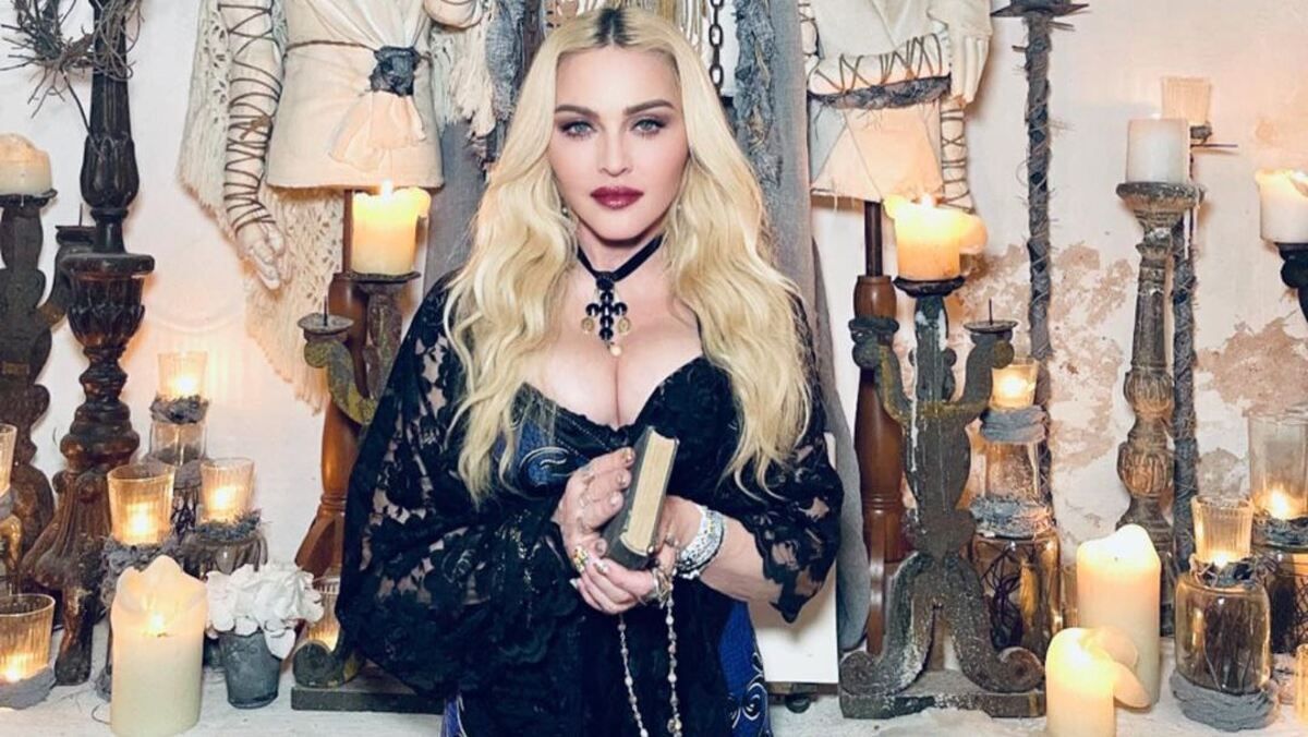 Мадонна позировала в эпатажной фотосессии в церкви: фото с отдыха в Италии
