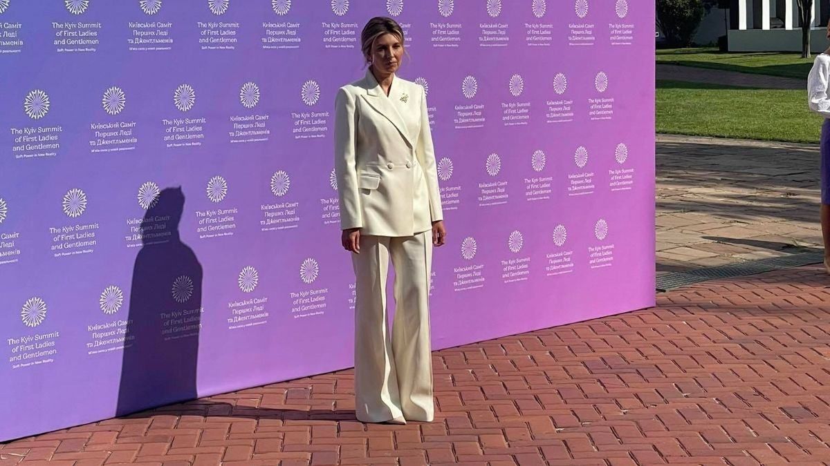 Елена Зеленская в молочном костюме на саммите первых леди и джентльменов: эффектные фото