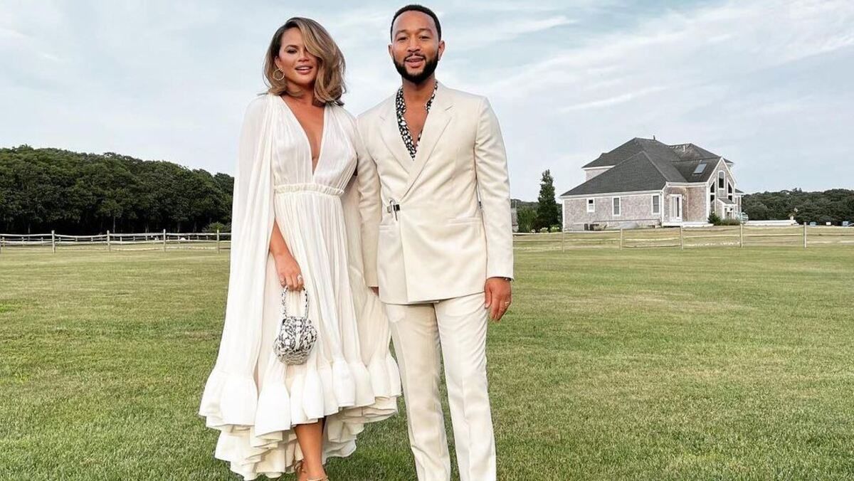 Почти через год после выкидыша: Крисси Тейген до сих пор подавлена из-за потери ребенка Почти через год после выкидыша: Крисси Тейген до сих пор подавлена из-за потери ребенка