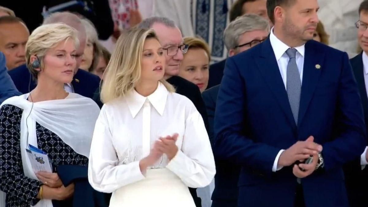 Елена Зеленская в белом костюме приехала на парад ко Дню Независимости: фото из Киева Елена Зеленская в белом костюме приехала на парад ко Дню Независимости: фото из Киева