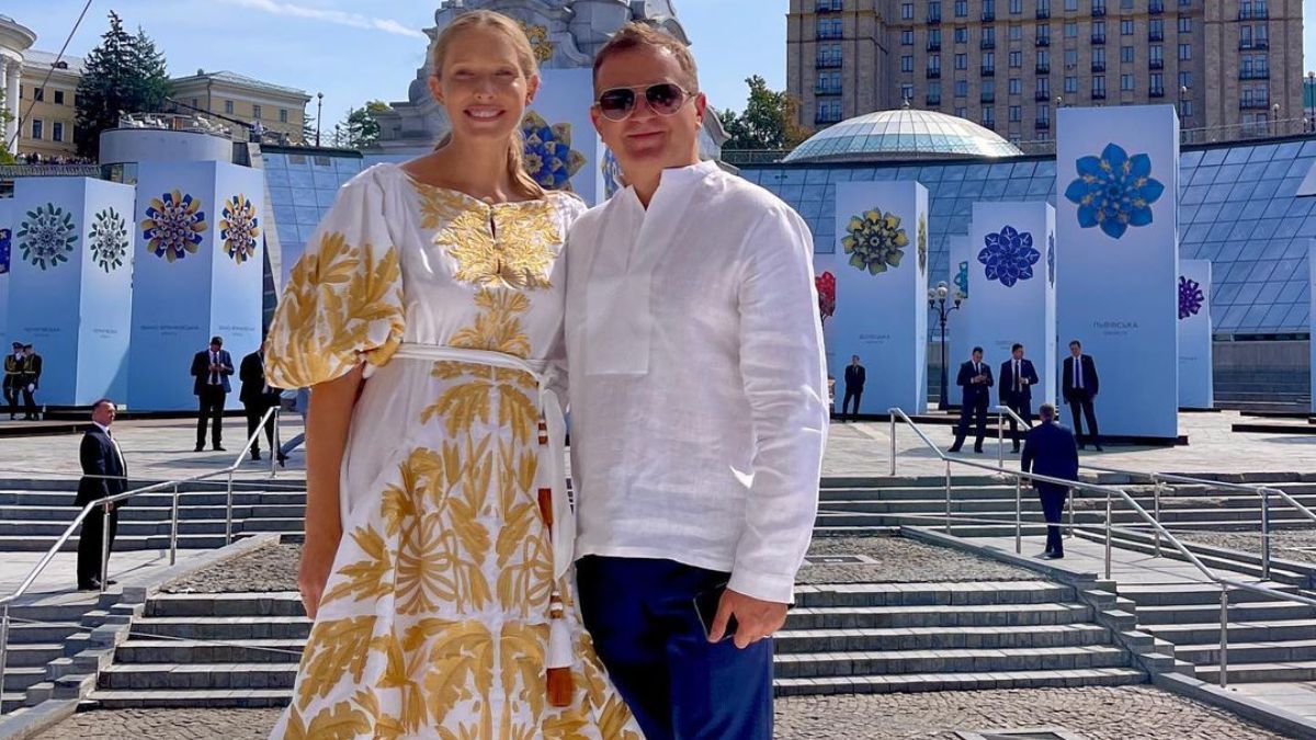 Катя Осадчая в вышиванке позировала на Майдане Независимости: фото первого выхода после родов