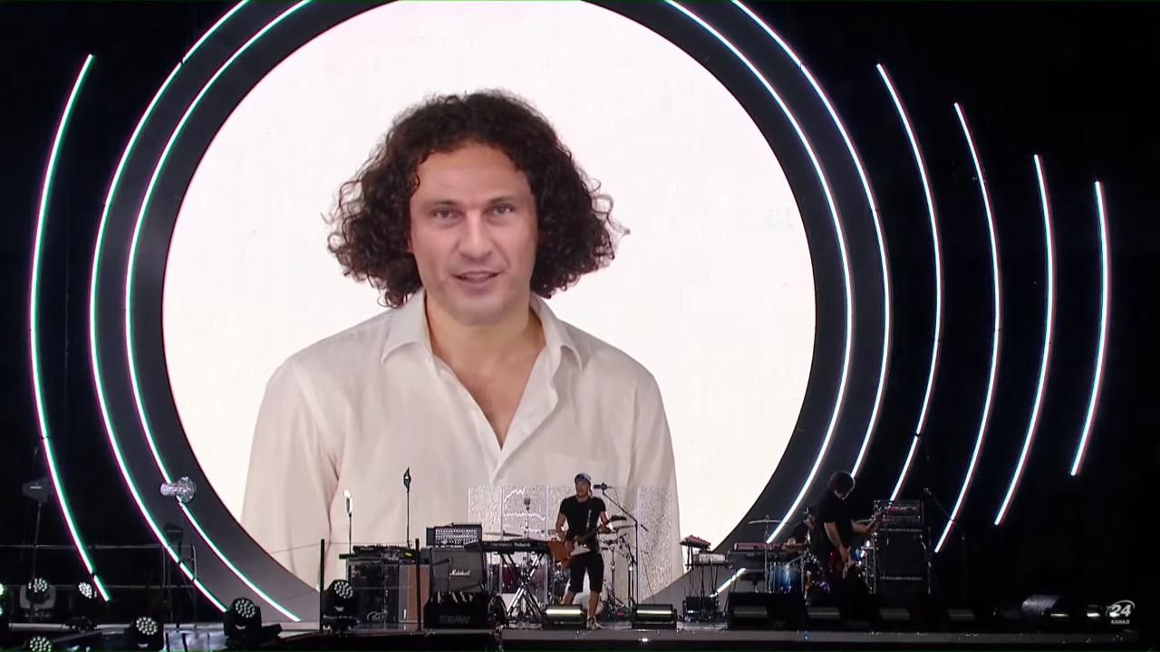 На шоу ко Дню Независимости "спел" Андрей Кузьменко: щемящее выступление"Скрябина" На шоу ко Дню Независимости "спел" Андрей Кузьменко: щемящее выступление"Скрябина"