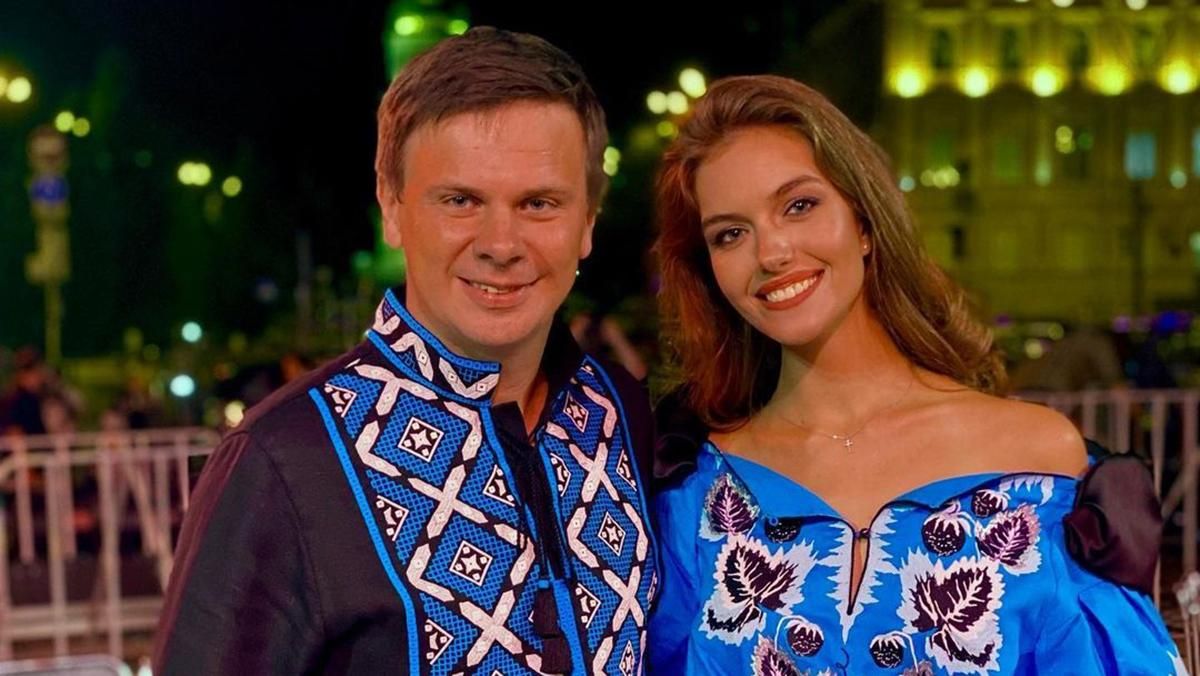 Дмитро Комаров з дружиною одягли вишиванки в День Незалежності: фото розкішного виходу - Новини шоу-бізнесу - Showbiz Дмитро Комаров з дружиною одягли вишиванки в День Незалежності: фото розкішного виходу - Новини шоу-бізнесу - Showbiz
