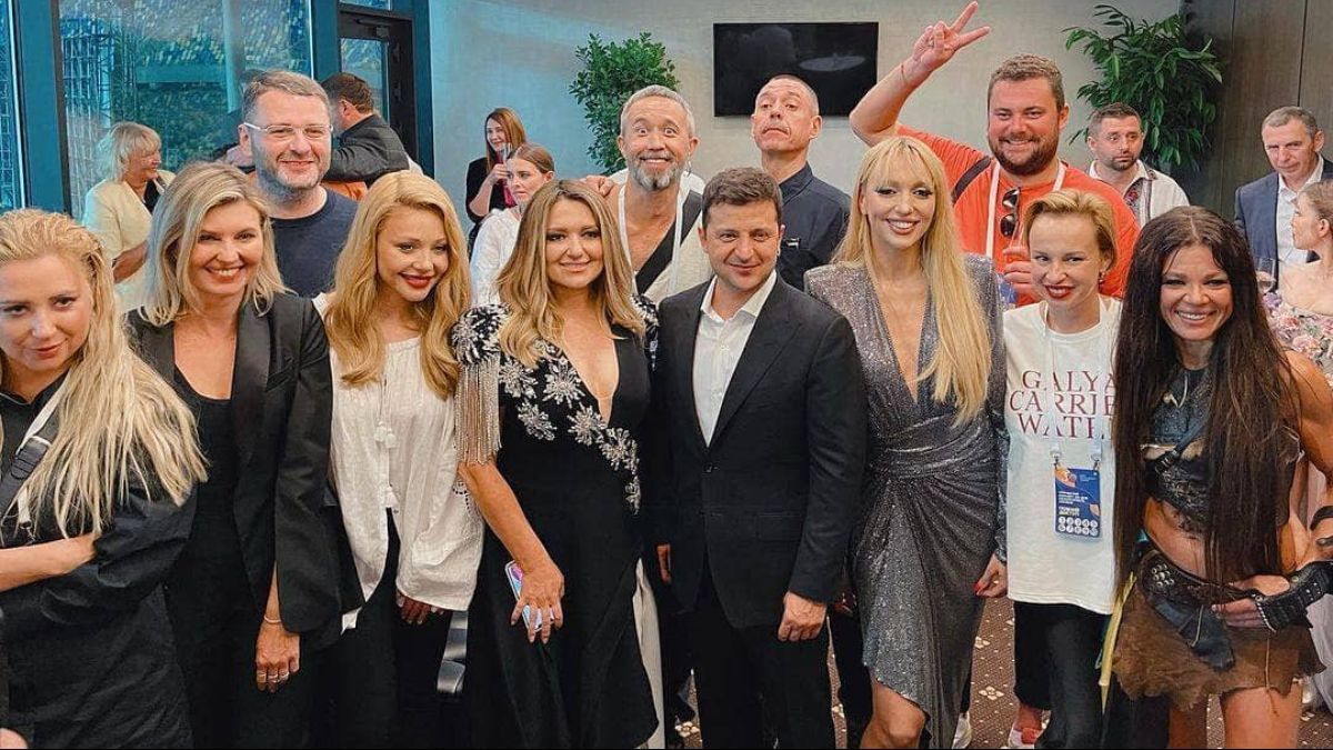 Владимир Зеленский сфотографировался с артистами после концерта ко Дню Независимости Владимир Зеленский сфотографировался с артистами после концерта ко Дню Независимости