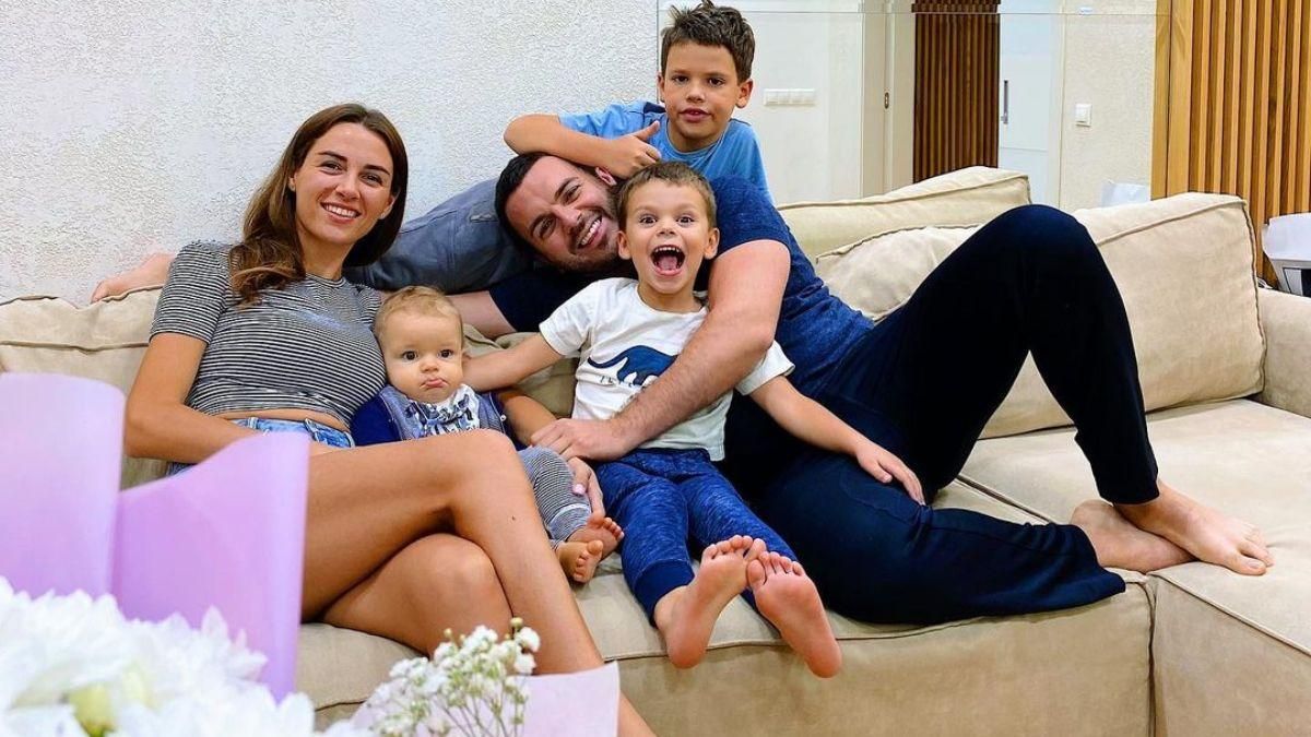 Григорий Решетник очаровал сеть фотографией с женой и сыновьями Григорий Решетник очаровал сеть фотографией с женой и сыновьями