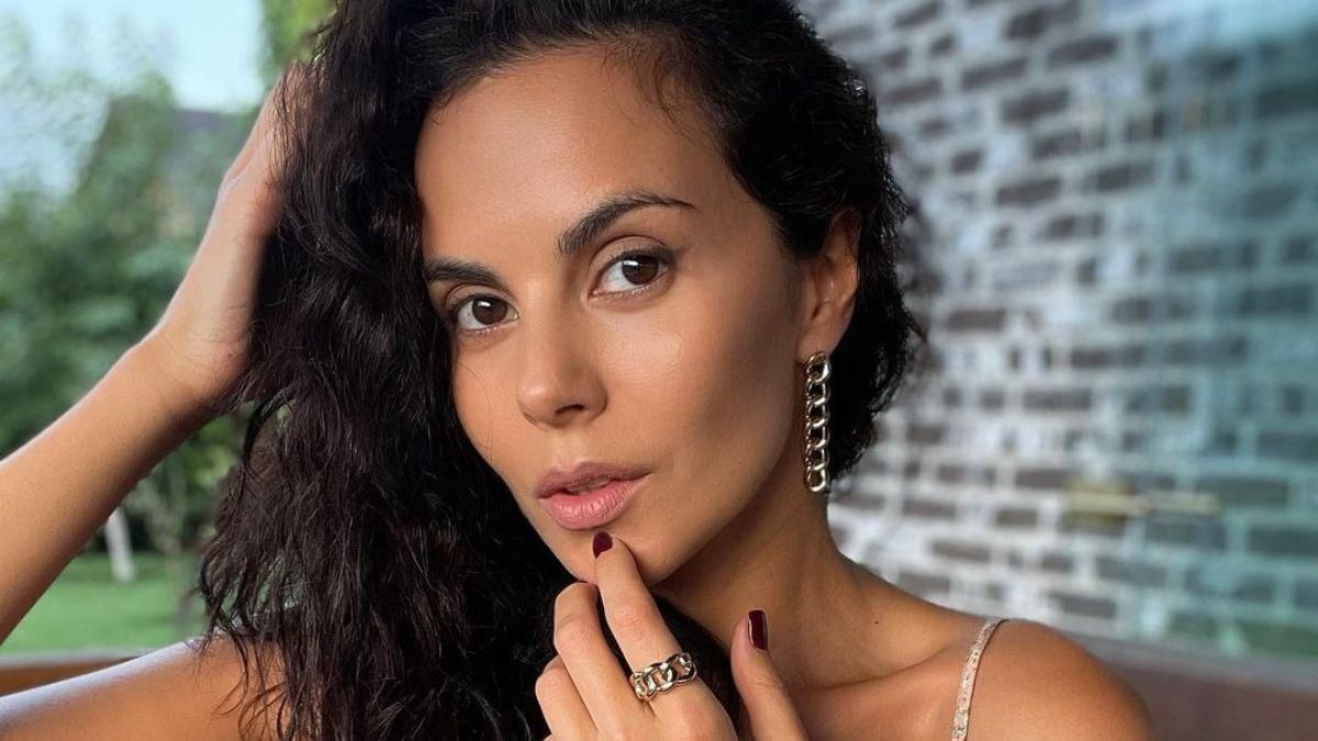 Настя Каменських позувала на веранді: фото у квітковій сукні - Showbiz Настя Каменських позувала на веранді: фото у квітковій сукні - Showbiz