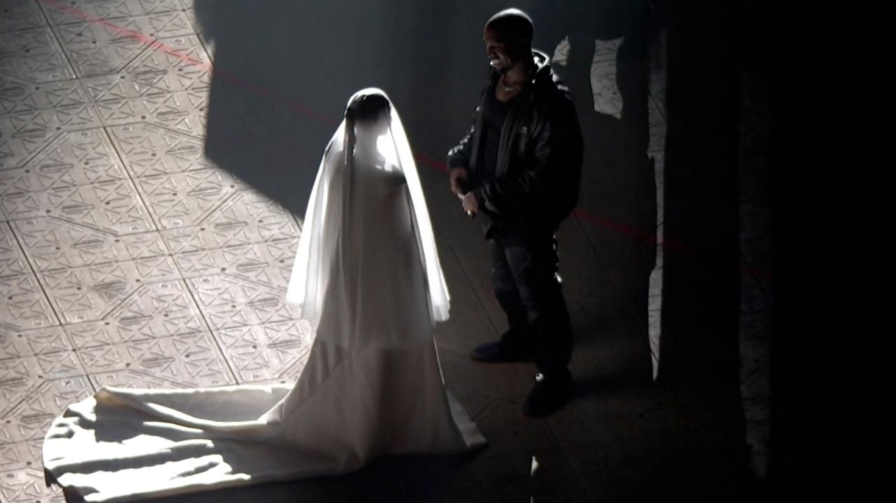 Кім Кардашян вдруге одягнула весільну сукню для Каньє Веста: що це означає - Новини шоу-бізнесу - Showbiz