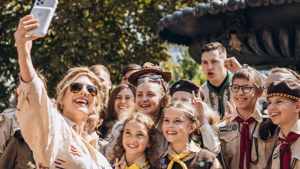 Кетрін Винник навідала "Пласт", до якого належала в дитинстві: миловидні знімки - Новини шоу-бізнесу - Showbiz Кетрін Винник навідала "Пласт", до якого належала в дитинстві: миловидні знімки - Новини шоу-бізнесу - Showbiz