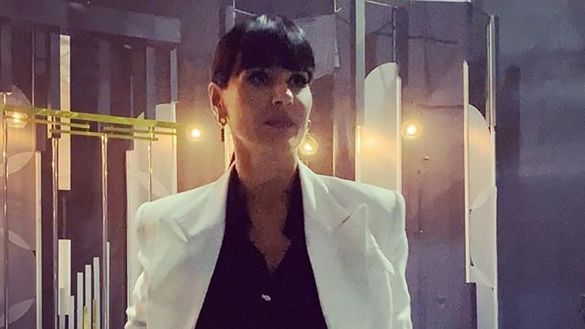 Маша Єфросиніна поєднала білий жакет з костюм total black - Showbiz Маша Єфросиніна поєднала білий жакет з костюм total black - Showbiz