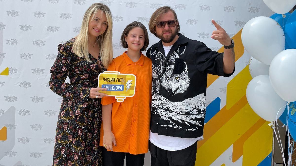 Лідер гурту БЕZ ОБМЕЖЕНЬ Сергій Танчинець повів доньку до школи: ексклюзивні фото - Showbiz Лідер гурту БЕZ ОБМЕЖЕНЬ Сергій Танчинець повів доньку до школи: ексклюзивні фото - Showbiz