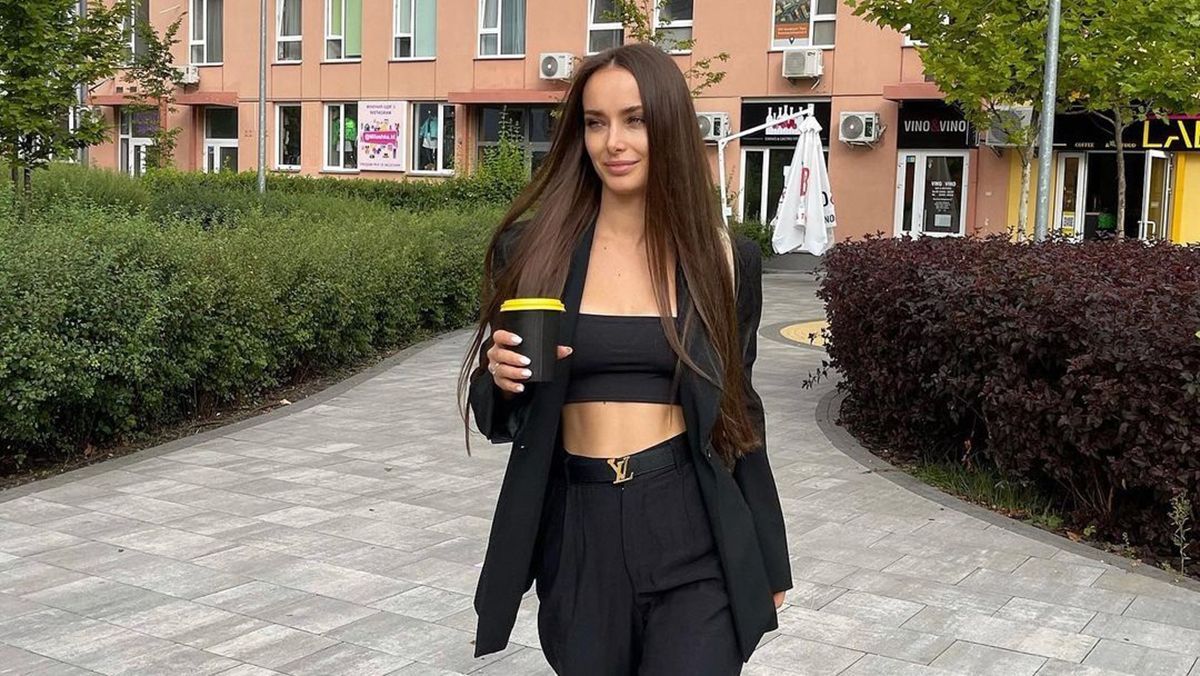 Ксения Мишина в топе с открытым животом пришла на школьную линейку сына Ксения Мишина в топе с открытым животом пришла на школьную линейку сына