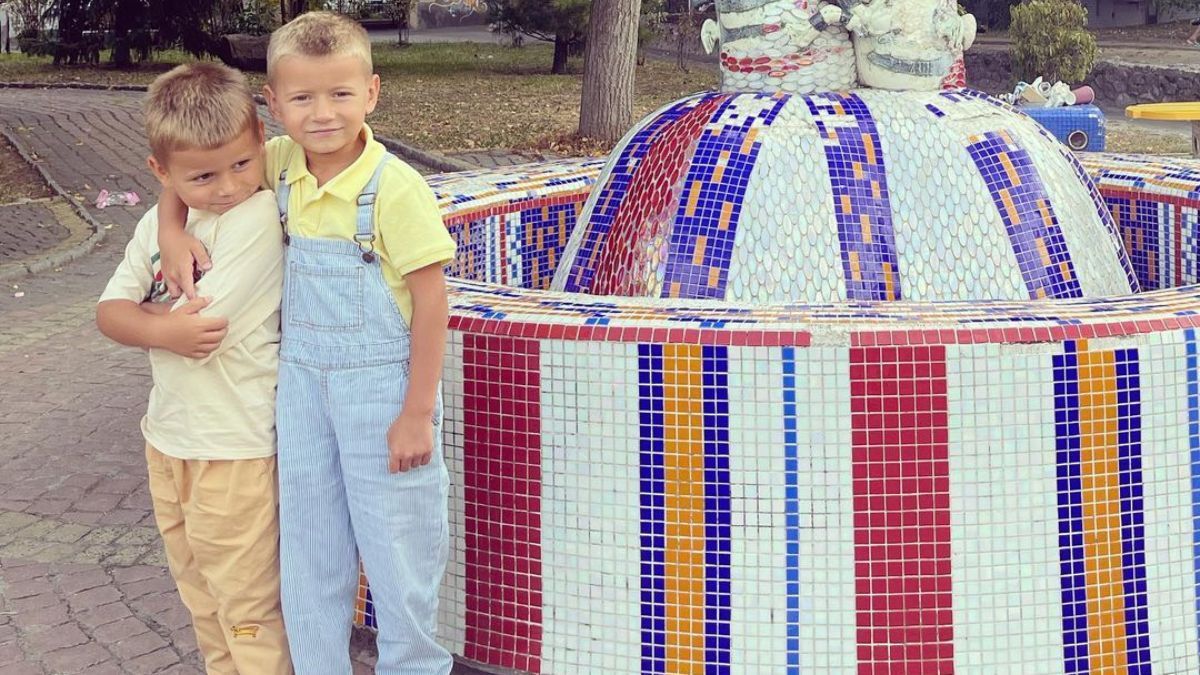 Сыновья Монатика пошли в первый класс в костюмах супергероев: семейное фото Сыновья Монатика пошли в первый класс в костюмах супергероев: семейное фото