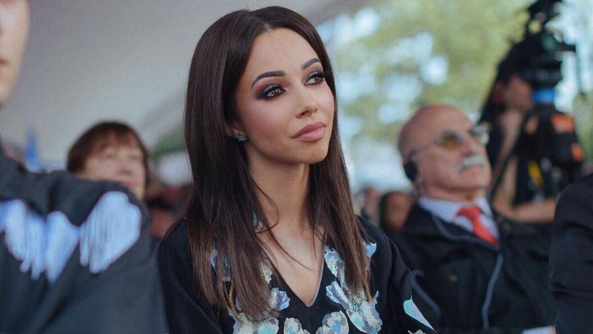 Екатерина Кухар отвела на линейку 230 учеников: фото звезды в красном платье Екатерина Кухар отвела на линейку 230 учеников: фото звезды в красном платье