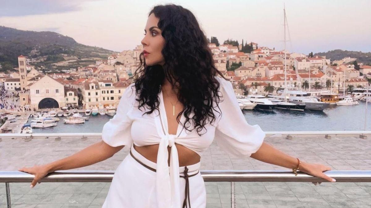 Настя Каменських позувала в білому костюмі: нове фото з Хорватії - Showbiz Настя Каменських позувала в білому костюмі: нове фото з Хорватії - Showbiz