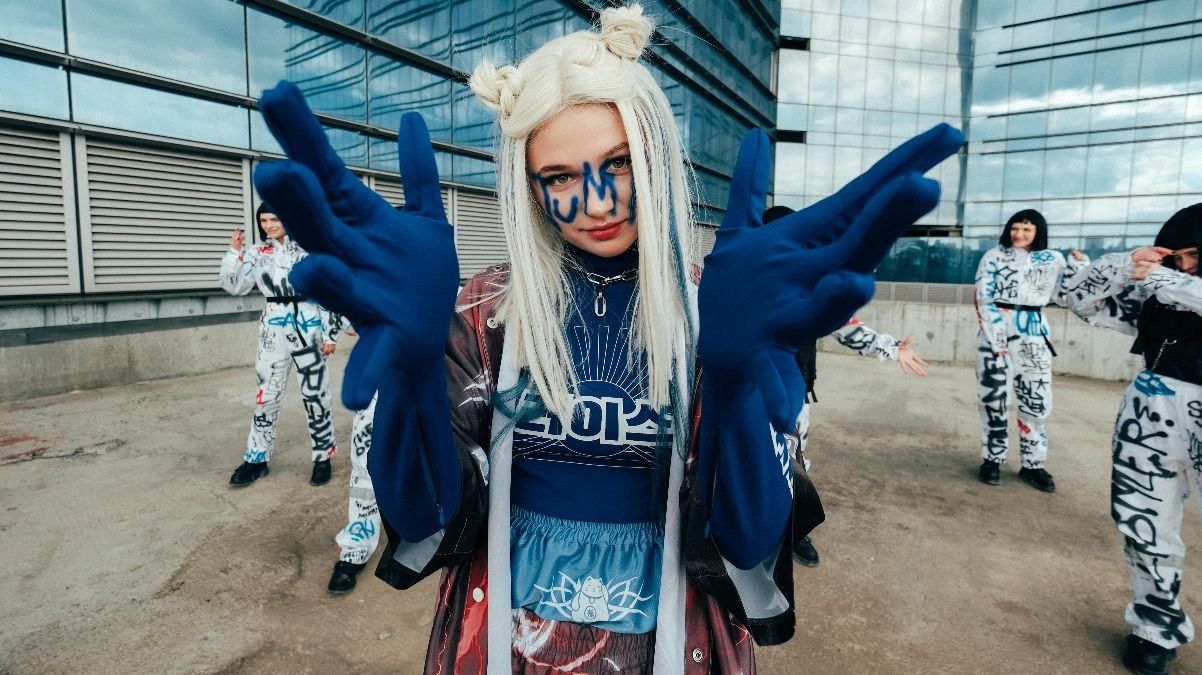 Танцевальный перформанс на музыку Артема Пивоварова: видео с новостройки Танцевальный перформанс на музыку Артема Пивоварова: видео с новостройки