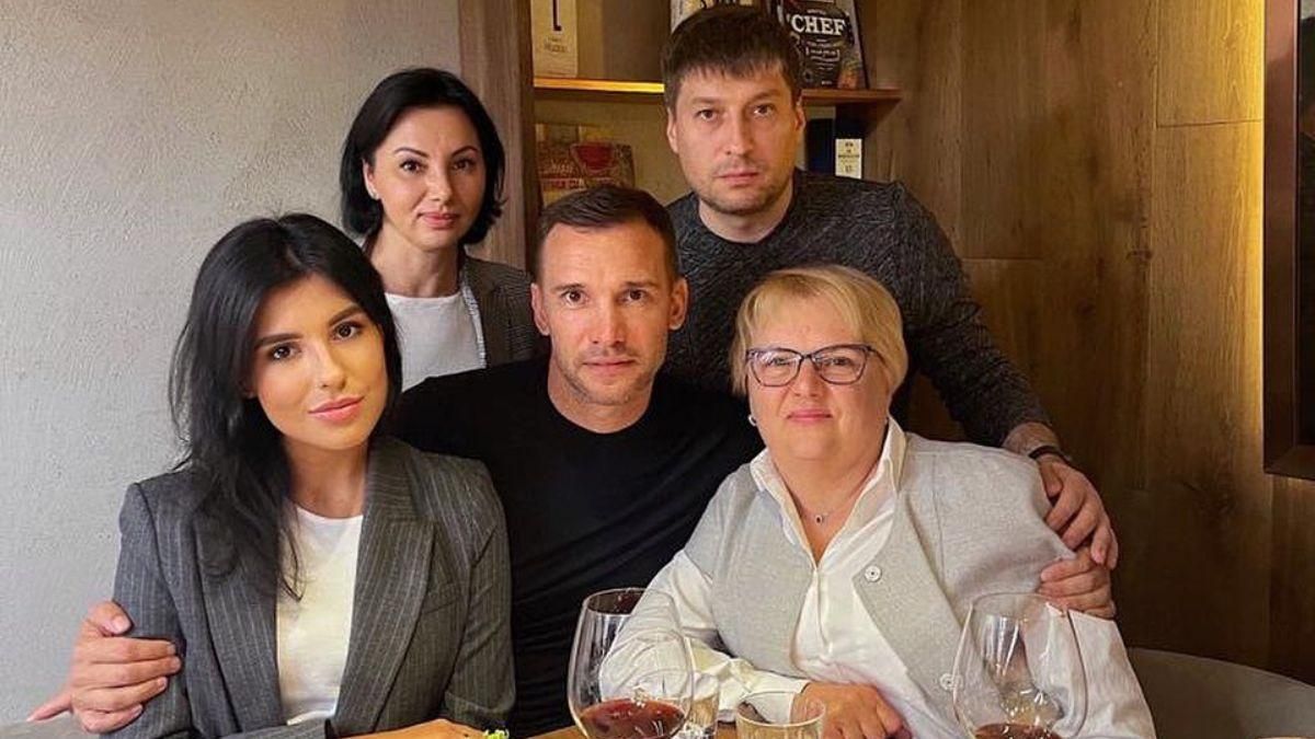 Люблю вас, – Андрей Шевченко очаровал трогательным фото с мамой и сестрой Люблю вас, – Андрей Шевченко очаровал трогательным фото с мамой и сестрой