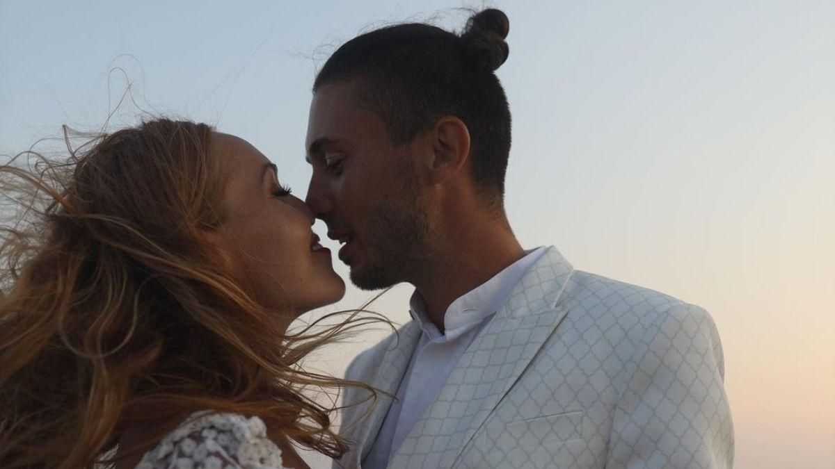 Alyosha ошеломила романтической фотосессией с мужем Alyosha ошеломила романтической фотосессией с мужем