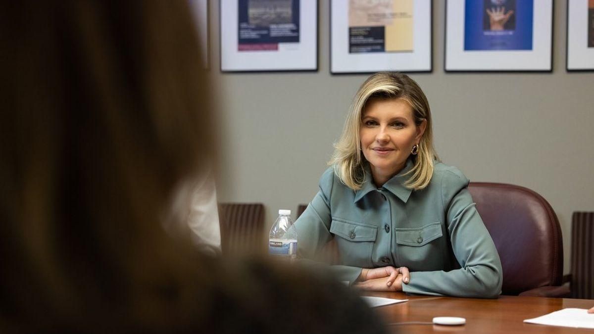 Елена Зеленская приехала на рабочую встречу в стильном костюме: новые фото из США Елена Зеленская приехала на рабочую встречу в стильном костюме: новые фото из США