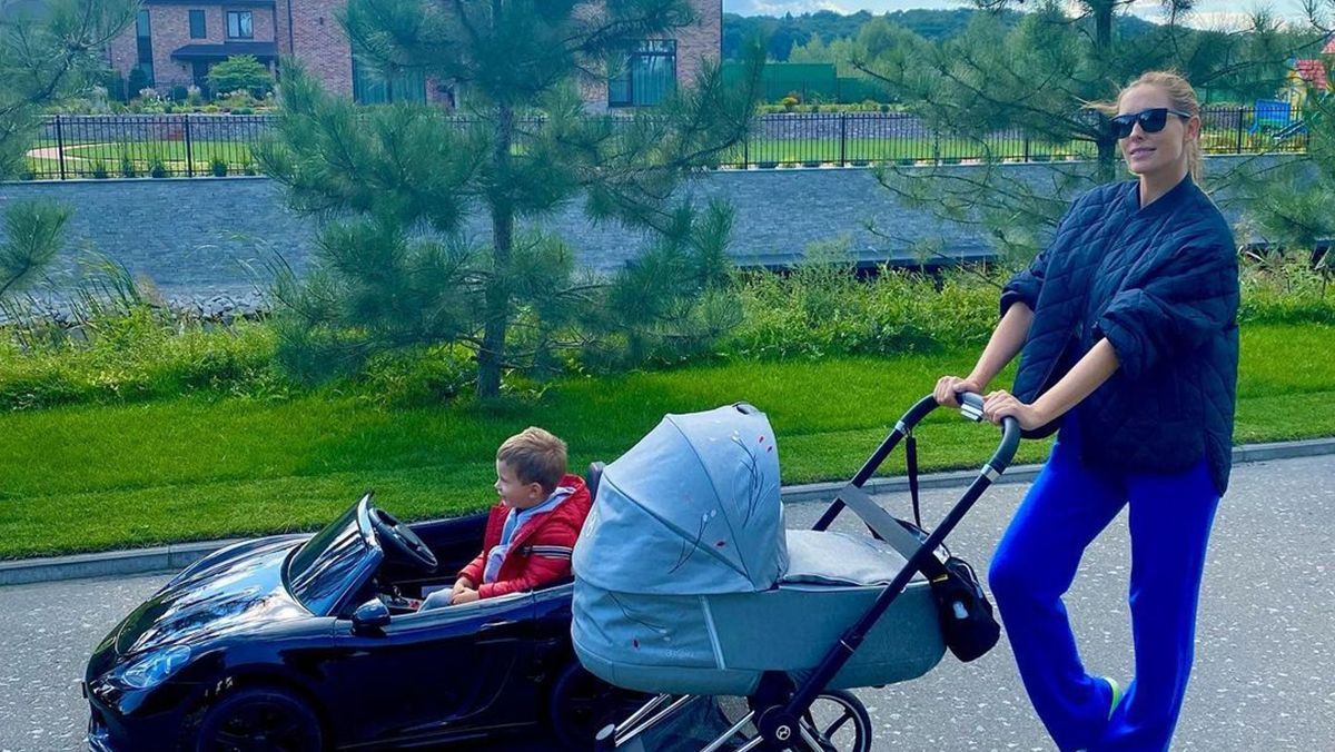 Катя Осадчая показала семейную прогулку с сыновьями от Горбунова: милые фото