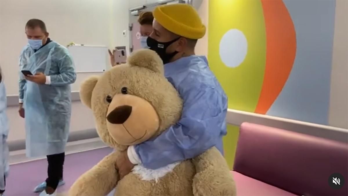 Монатік зробив сюрприз прихильниці, яка поборола рак: зворушливе відео з лікарні - Новини шоу-бізнесу - Showbiz