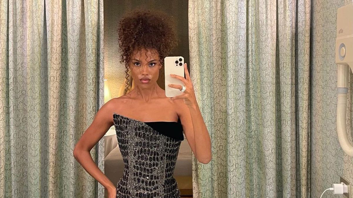 Тина Кунаки в платье от Armani вышла на красную дорожку Венецианского кинофестиваля Тина Кунаки в платье от Armani вышла на красную дорожку Венецианского кинофестиваля