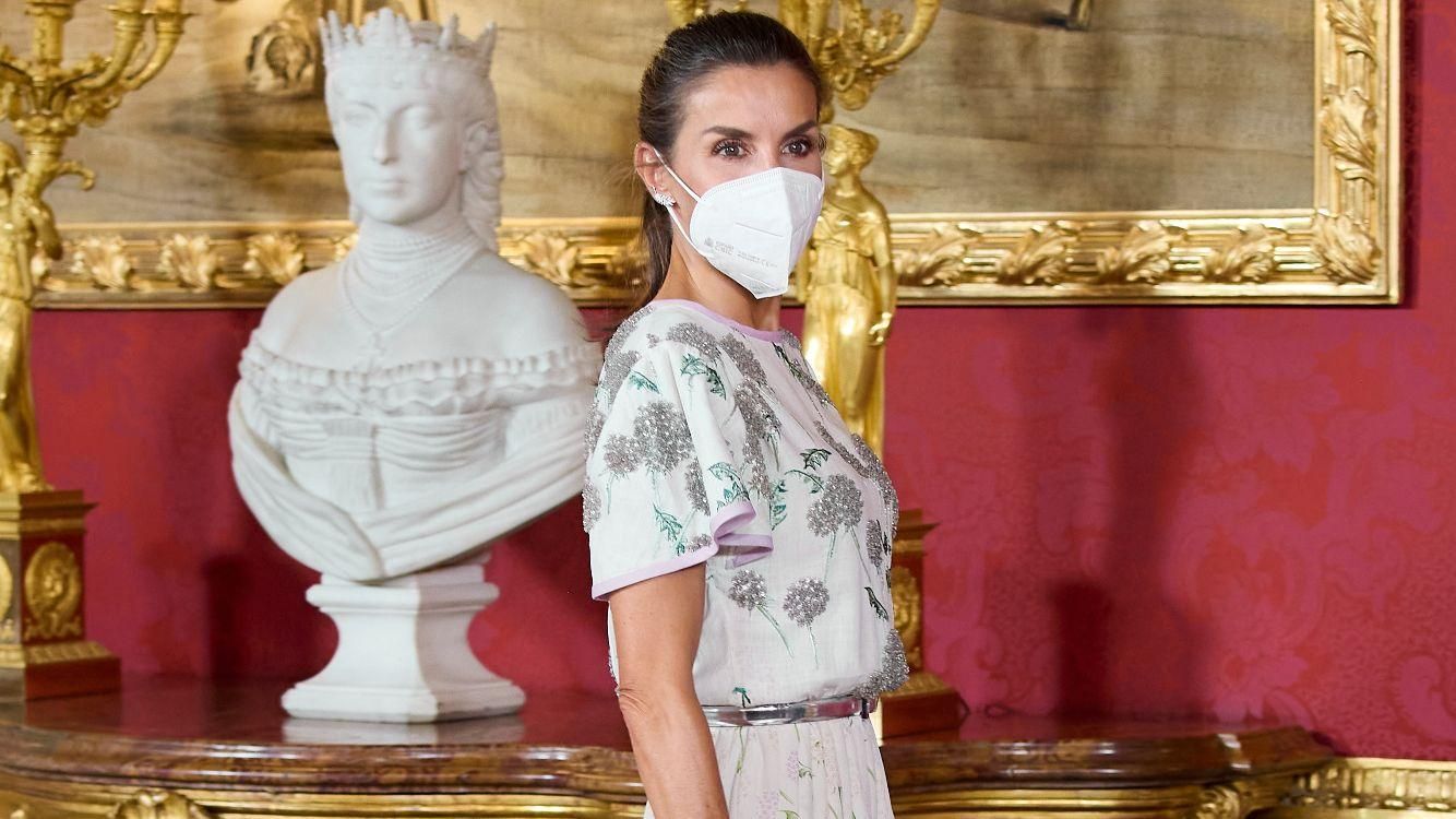 Летиція прийшла на ділову зустріч у ніжному образі: знімки королеви в блузці та спідниці - Showbiz Летиція прийшла на ділову зустріч у ніжному образі: знімки королеви в блузці та спідниці - Showbiz