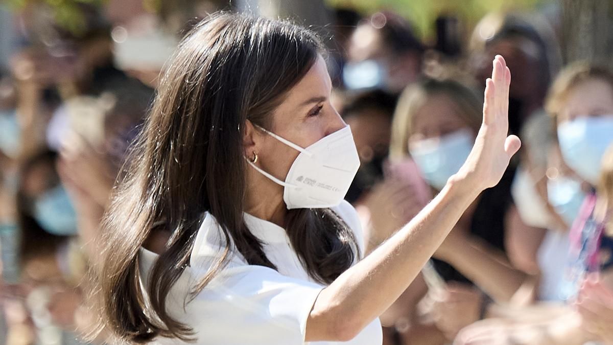 Королева Летиция восхитила классическим образом: стильный образ в белой рубашке и темных брюках Королева Летиция восхитила классическим образом: стильный образ в белой рубашке и темных брюках