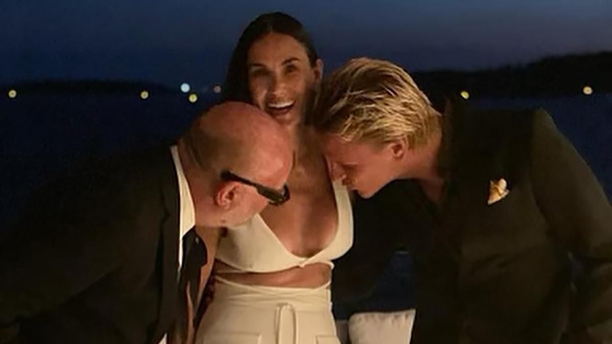 Деми Мур показала курьезную реакцию мужчин на ее платье с декольте: фото Деми Мур показала курьезную реакцию мужчин на ее платье с декольте: фото