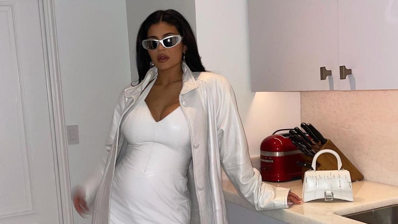 Эффектная Кайли Дженнер впервые после новостей о беременности вышла в свет Эффектная Кайли Дженнер впервые после новостей о беременности вышла в свет