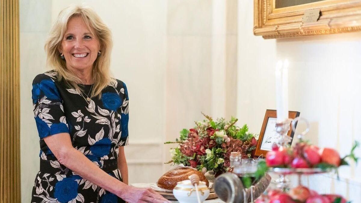 Джилл Байден підкорила образом у квітковій сукні: фото з Білого дому - Showbiz Джилл Байден підкорила образом у квітковій сукні: фото з Білого дому - Showbiz