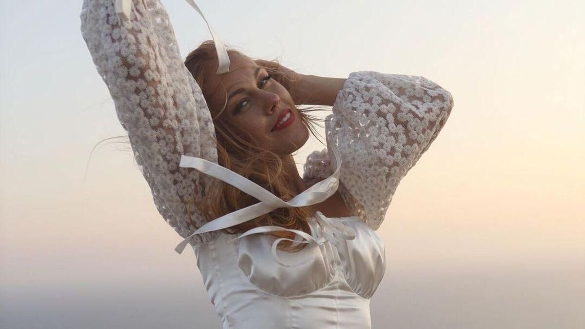 Alyosha показала первое купание маленькой дочери в бассейне: милое фото Alyosha показала первое купание маленькой дочери в бассейне: милое фото