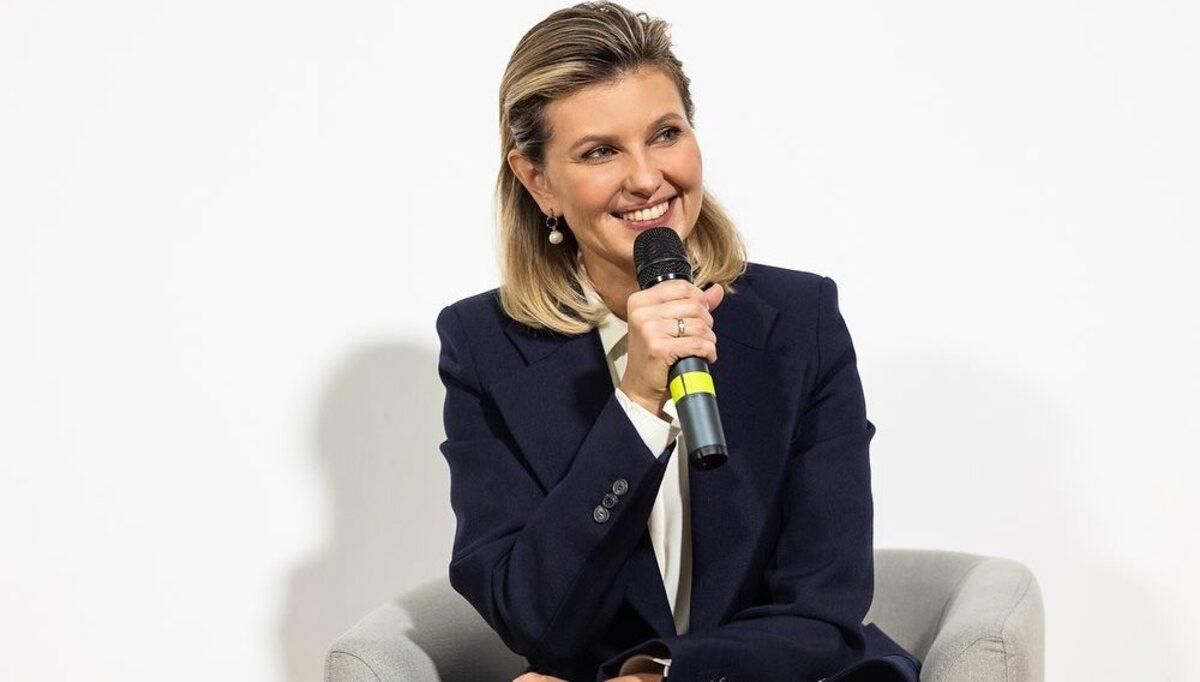 Со стильной прической: Елена Зеленская выступила на форуме в деловом образе Со стильной прической: Елена Зеленская выступила на форуме в деловом образе