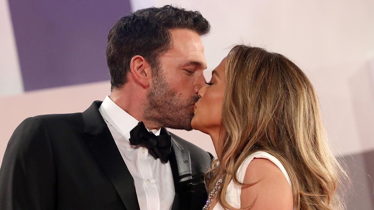 Дженнифер Лопес и Бен Аффлек совершили первый светский выход: роскошное появление в Венеции Дженнифер Лопес и Бен Аффлек совершили первый светский выход: роскошное появление в Венеции