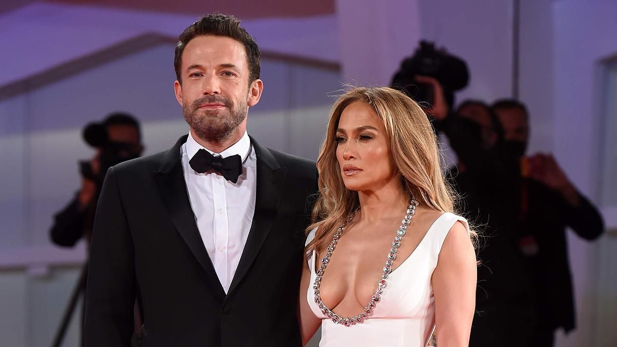 Бен Аффлек захистив Дженніфер Лопес від нав'язливого фана: відео - Новини шоу-бізнесу - Showbiz Бен Аффлек захистив Дженніфер Лопес від нав'язливого фана: відео - Новини шоу-бізнесу - Showbiz