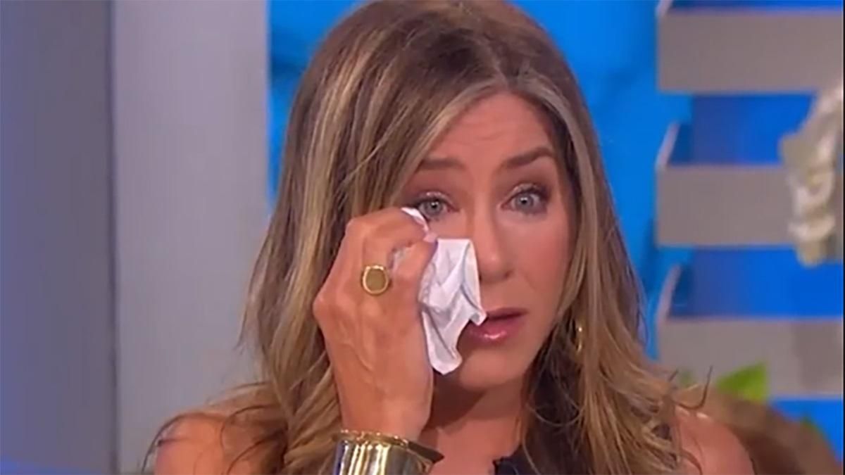 Дженнифер Энистон расплакалась на ток-шоу: эмоциональное видео