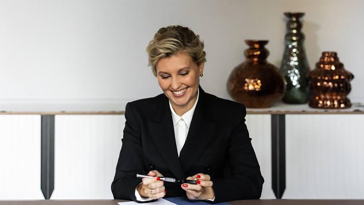 Олена Зеленська позувала у стильній фотосесії: нові кадри в діловому образі - Showbiz Олена Зеленська позувала у стильній фотосесії: нові кадри в діловому образі - Showbiz