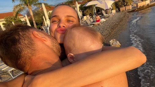 "Холостяк" Макс Михайлюк с женой и дочерью полетел в Черногорию