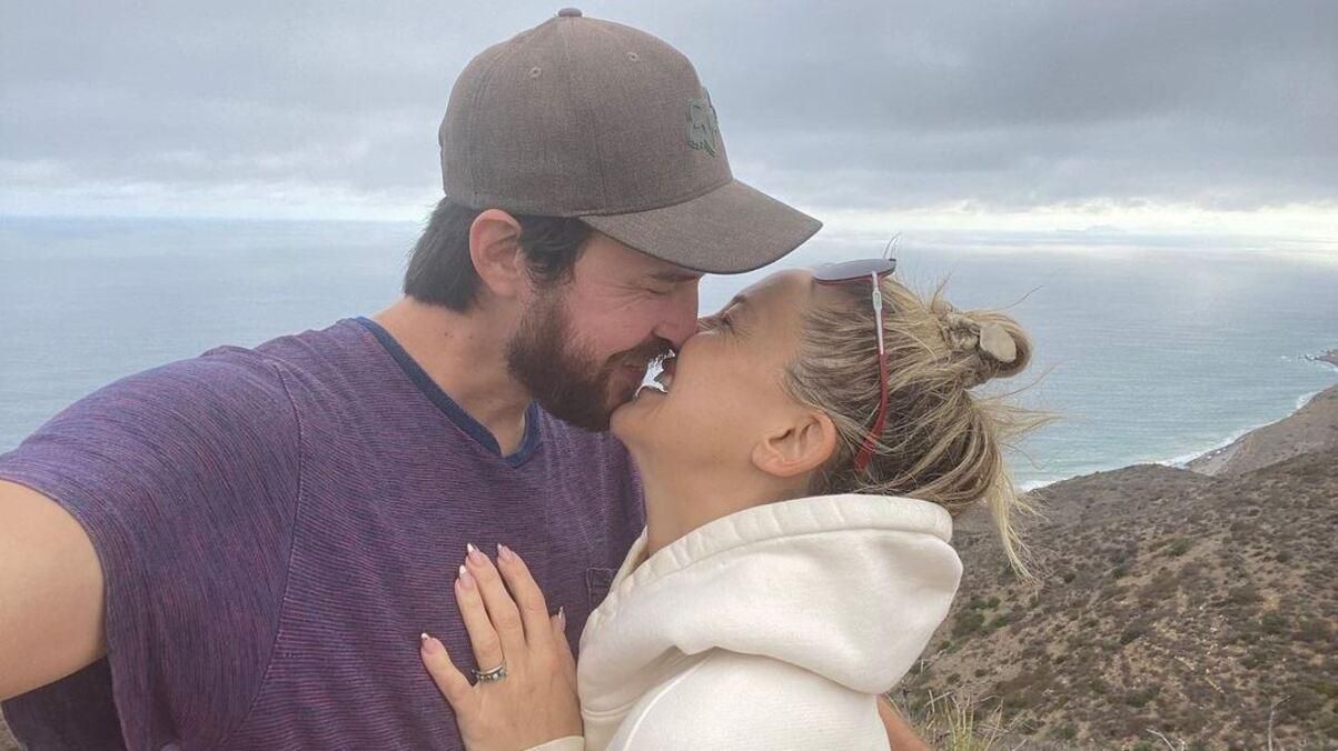 Актриса Кейт Хадсон обручилась с бойфрендом: романтическое фото Актриса Кейт Хадсон обручилась с бойфрендом: романтическое фото