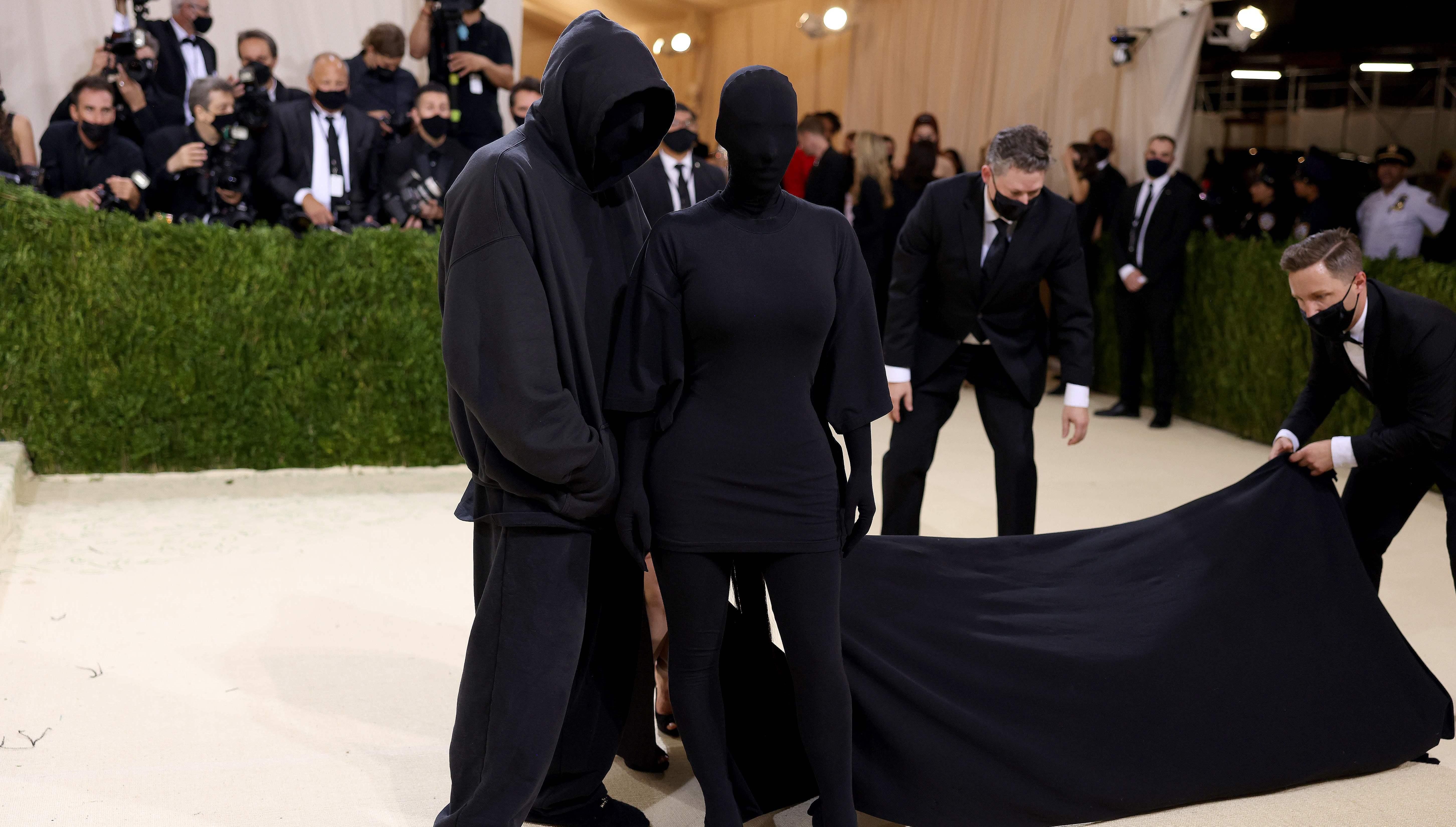 Фани спантеличені: хто насправді супроводжував Кім Кардашян на Met Gala 2021 - Новини шоу-бізнесу - Showbiz Фани спантеличені: хто насправді супроводжував Кім Кардашян на Met Gala 2021 - Новини шоу-бізнесу - Showbiz