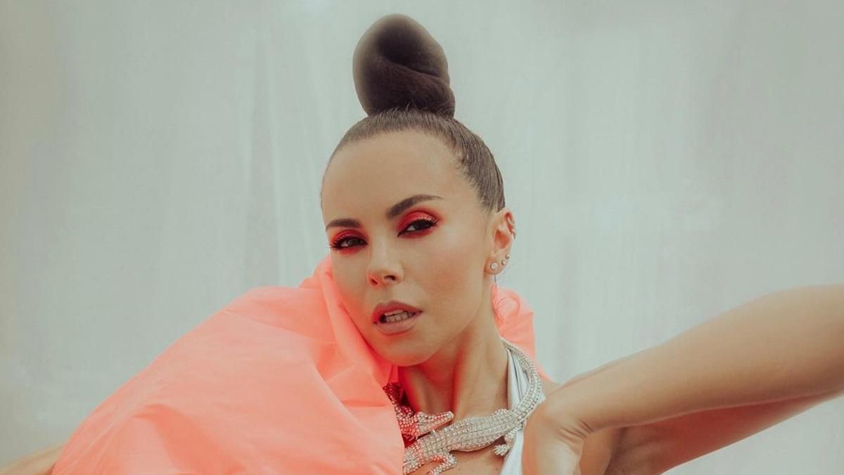 Настя Каменських показала, як виглядає на зйомках шоу "Маска": образ у смугастому костюмі - Showbiz Настя Каменських показала, як виглядає на зйомках шоу "Маска": образ у смугастому костюмі - Showbiz