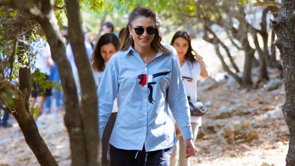 Королева Ранія показала повсякденний образ: фото в сорочці та штанах - Showbiz Королева Ранія показала повсякденний образ: фото в сорочці та штанах - Showbiz