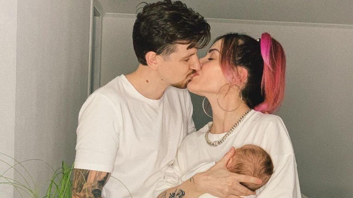 MamaRika поделилась новым чувственным фото с мужем и сыном MamaRika поделилась новым чувственным фото с мужем и сыном