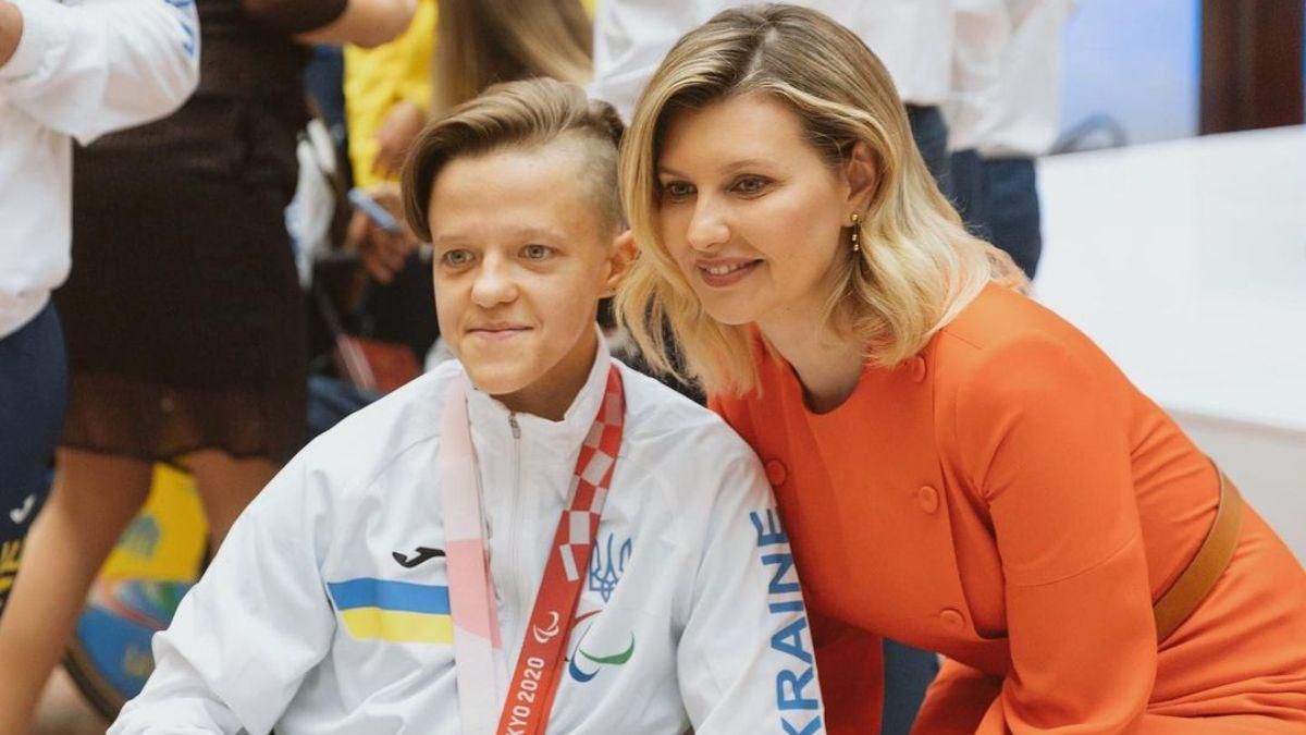 Елена Зеленская вышла в свет в оранжевом платье: фото образа со встречи с паралимпийцами