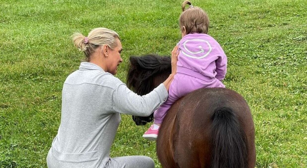 Перший день народження: мама та сестра Джіджі Хадід показали фото доньки моделі - Новини шоу-бізнесу - Showbiz Перший день народження: мама та сестра Джіджі Хадід показали фото доньки моделі - Новини шоу-бізнесу - Showbiz