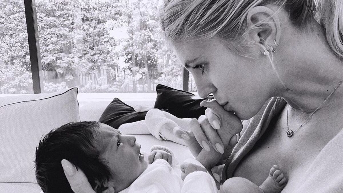 Відома модель Девон Віндзор вперше стала мамою: чуттєві фото - Новини шоу-бізнесу - Showbiz Відома модель Девон Віндзор вперше стала мамою: чуттєві фото - Новини шоу-бізнесу - Showbiz