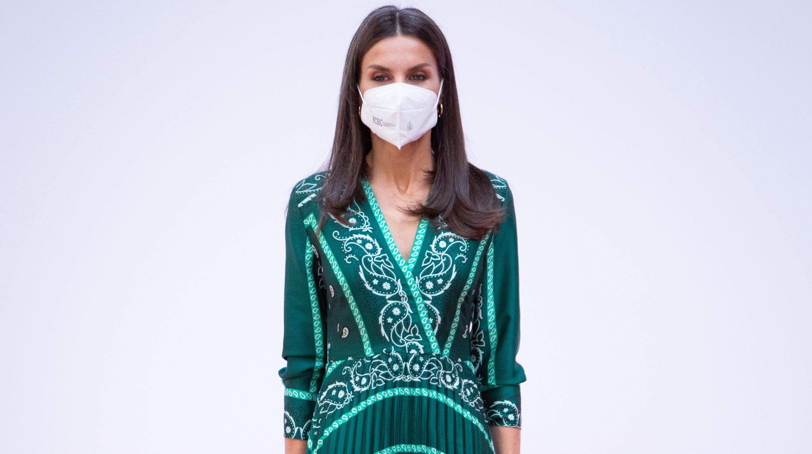 Королева Летиция вышла в свет в изумрудном платье с узором: фото элегантного образа Королева Летиция вышла в свет в изумрудном платье с узором: фото элегантного образа